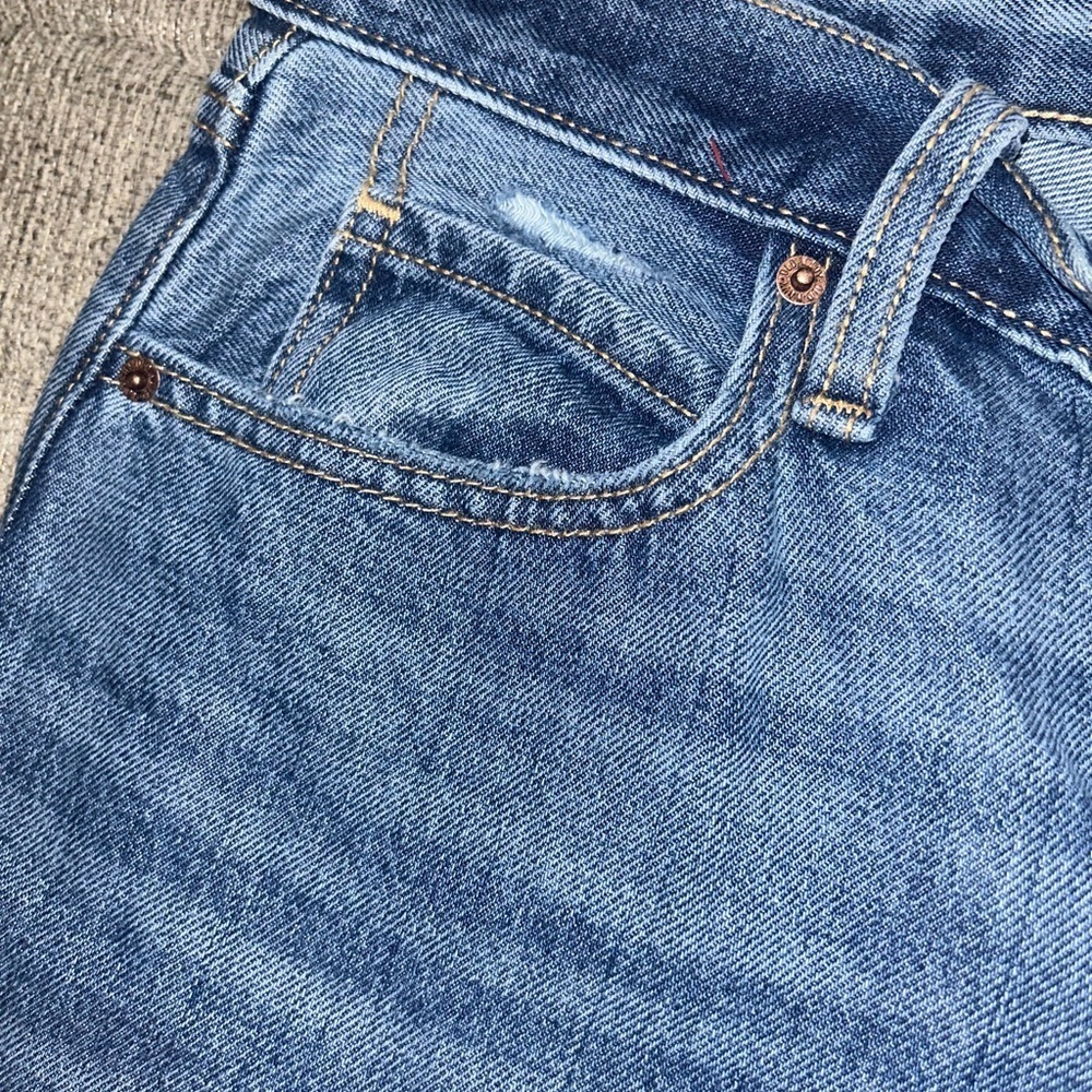 Old Navy Women's Relaxed Jeans in Blue - Picture 4 of 5